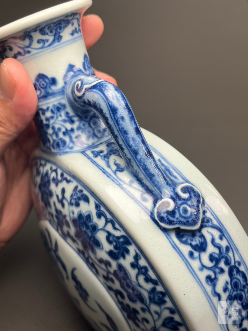 清乾隆  青花缠枝莲杏圆开光福寿纹双如意耳扁瓶 - 图26